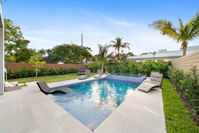 Building Photo - 601 NE 16th Ave