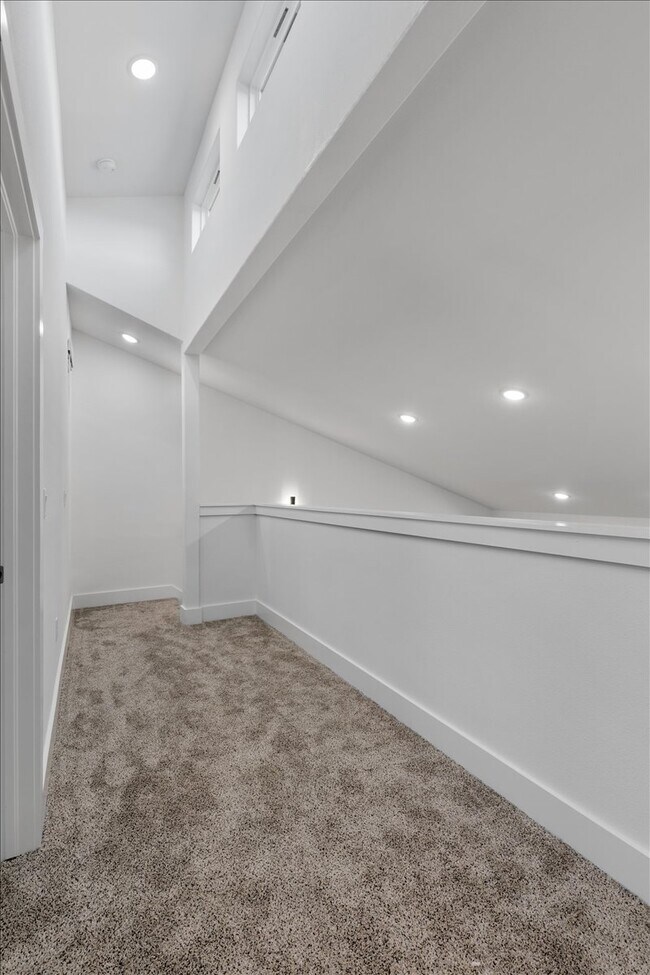 Building Photo - 717 Sun Meadow Dr