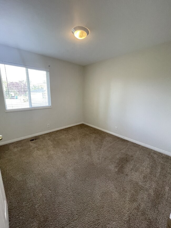 Building Photo - 134 Lakeview Dr
