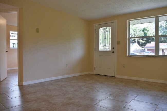 Building Photo - Reduced price! Great Neighborhood!