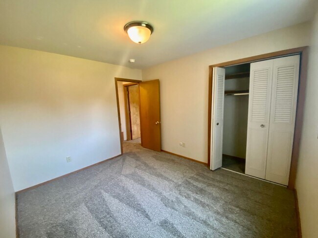 Building Photo - Upgraded 2 Bedroom/1.5 Bathroom Apartment!