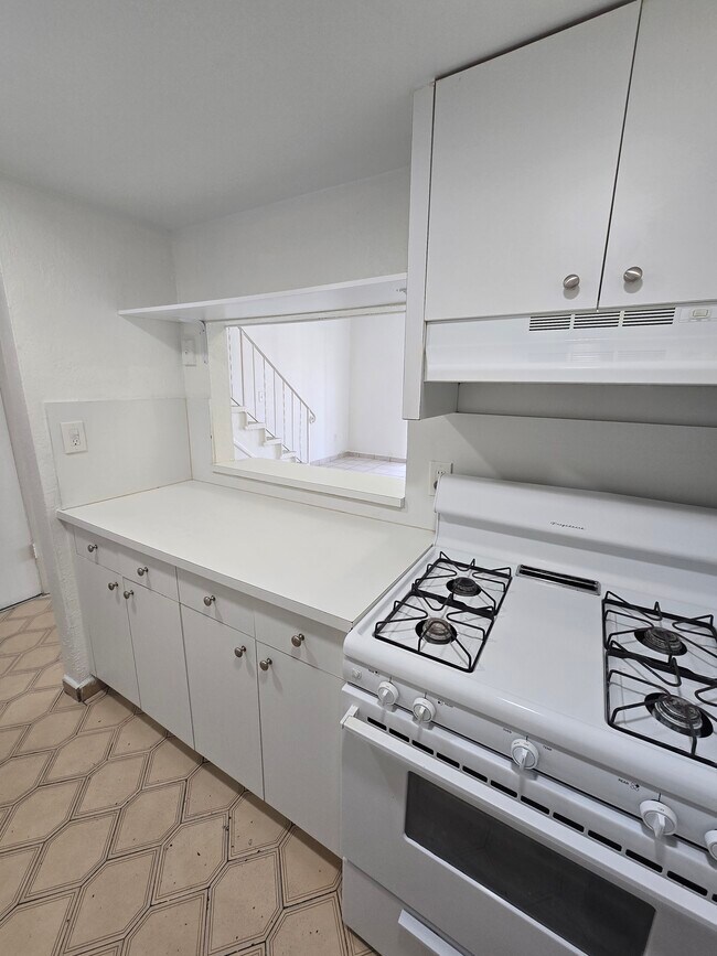 Building Photo - 1305 W 53rd St