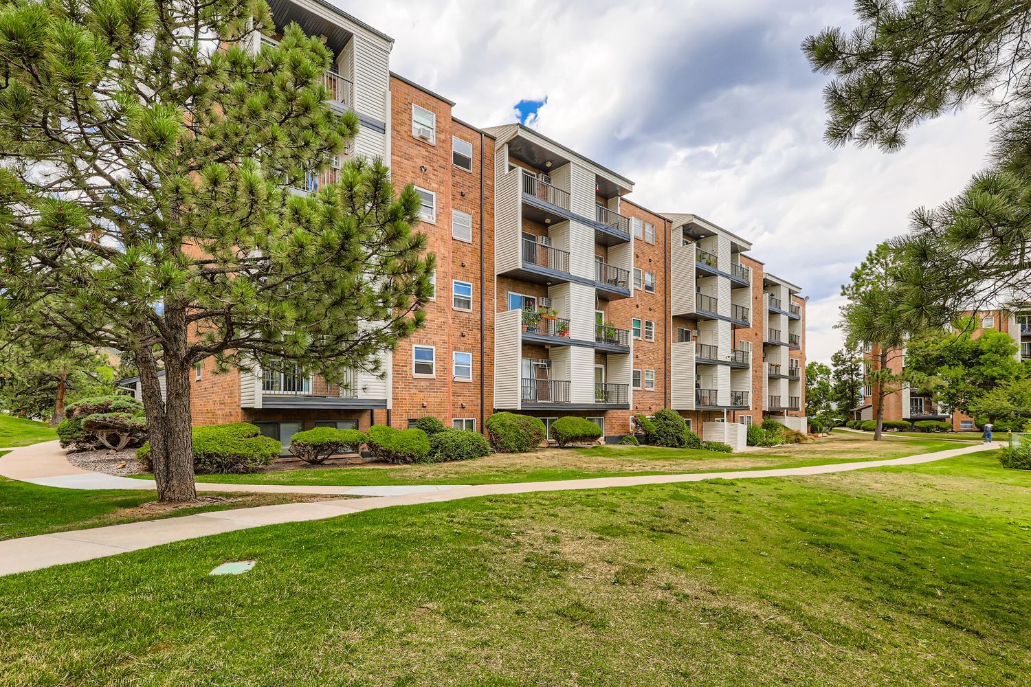 Building Photo - 1250 Golden Cir