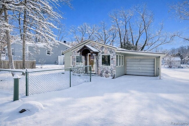 Building Photo - 321 Longspur Ln