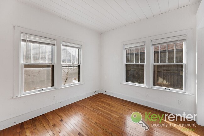 Building Photo - E Lewis St Duplex