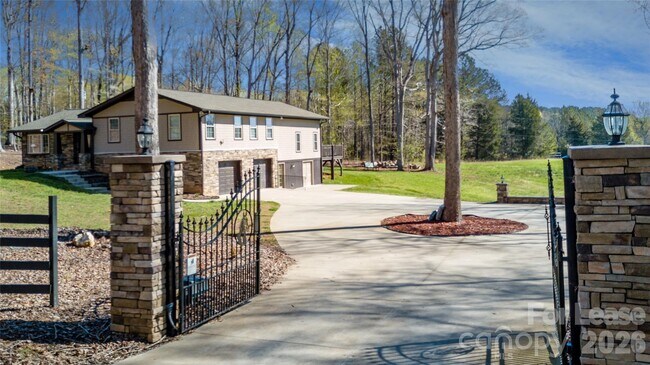 Building Photo - 8511 Viking Dr