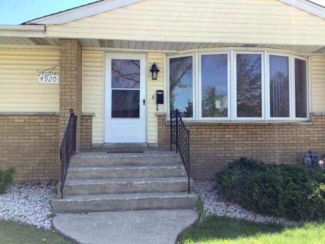 Building Photo - 4920 Cypress Dr