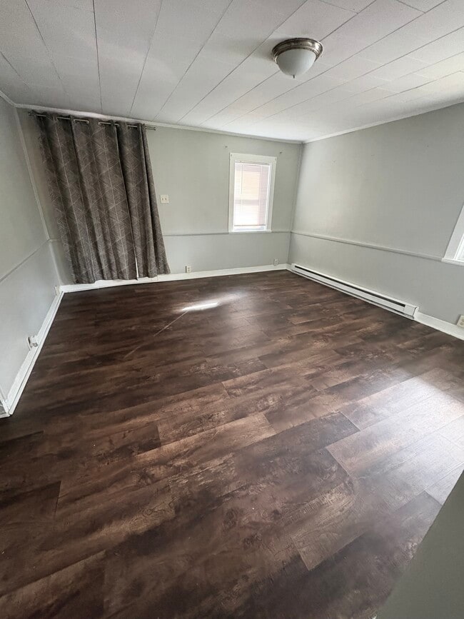 Building Photo - 633 Main St