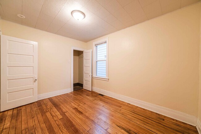 Building Photo - $1300 - Spacious Hamtramck home