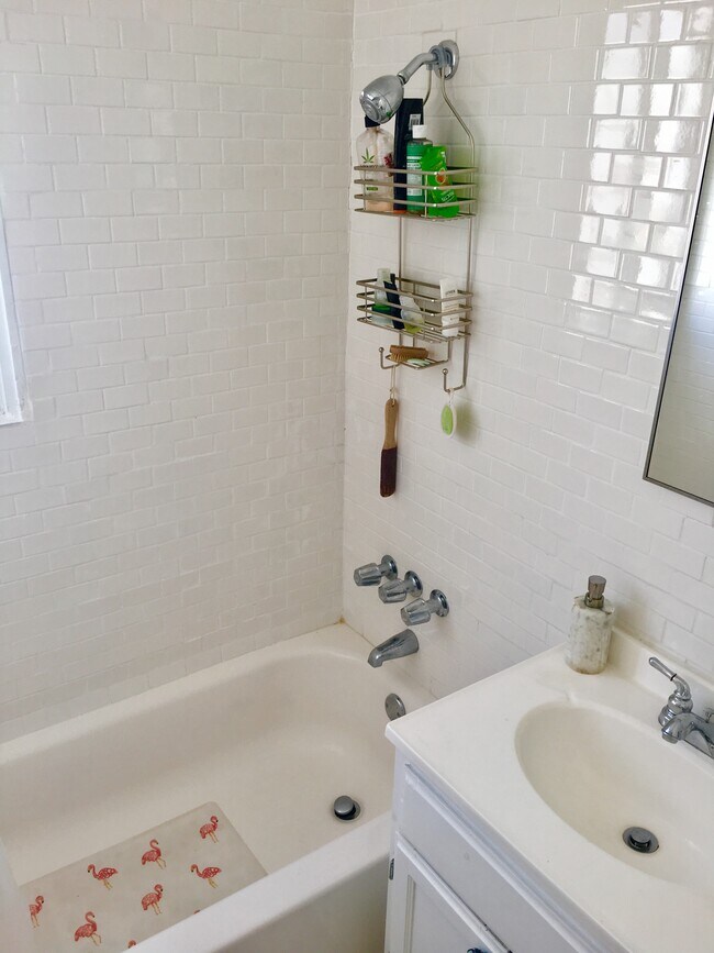 Building Photo - 514 N Van Ness Ave