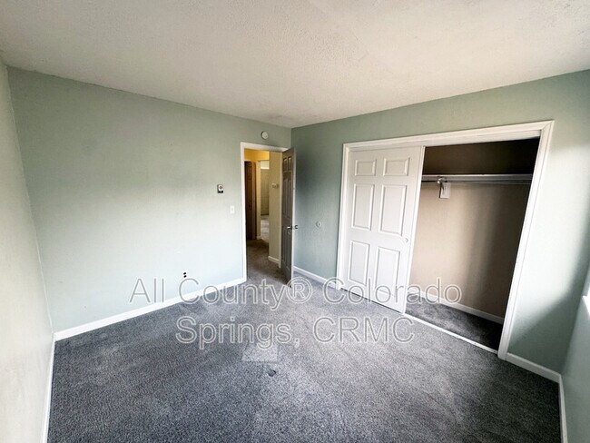 Building Photo - 915 Hathaway Dr