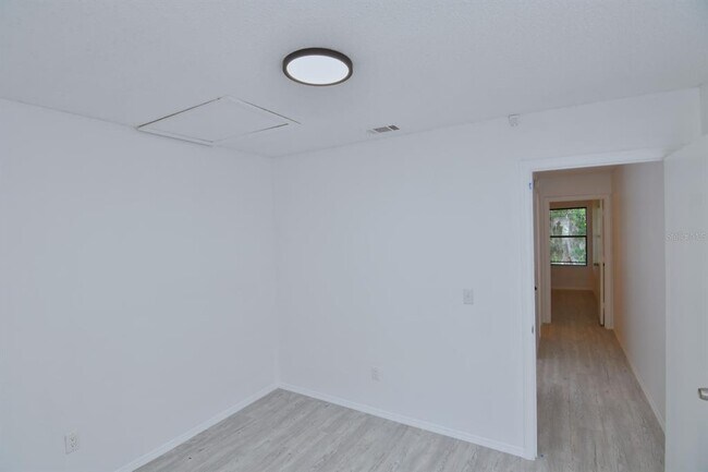 Building Photo - 72 Lakepointe Cir