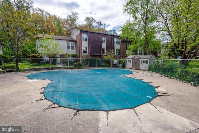 Building Photo - 2201 Strahle St