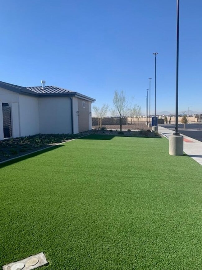 Building Photo - Beautiful East side House 4 bed-2.5 baths, part of The Overlook Casa Club that includes Swimming ...