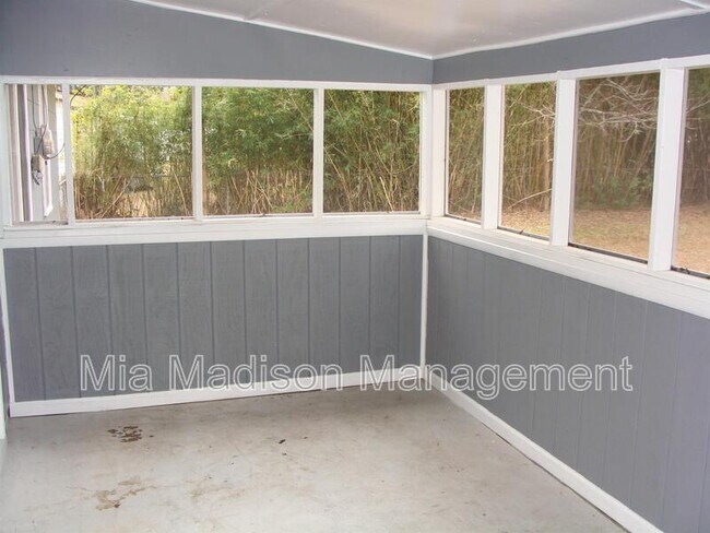 Building Photo - 11 Catherine Cir