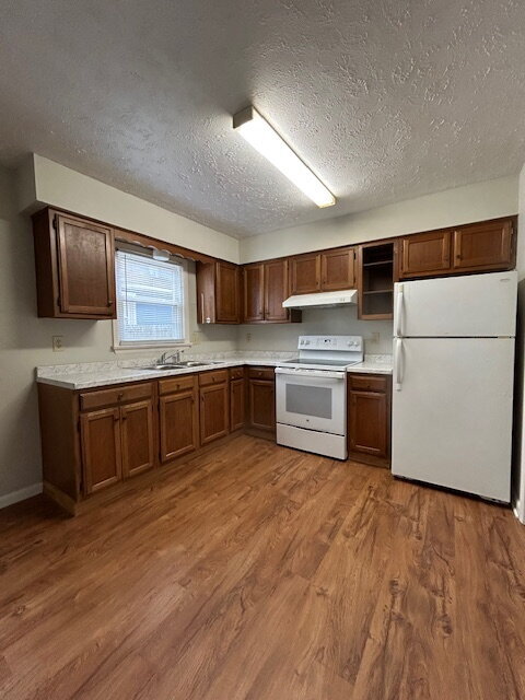 Building Photo - 1/2 Off First Month's Rent with move-in by December 5th, 2025  "Charming 2-Bed Oasis in Front Roy...