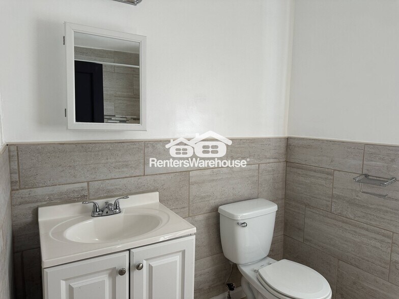 Building Photo - 3703 Parkside Dr