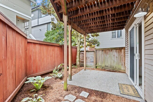 Building Photo - 3Bd/2.5Ba Seattle Home