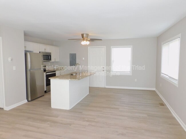 Building Photo - 406 Mason St NE