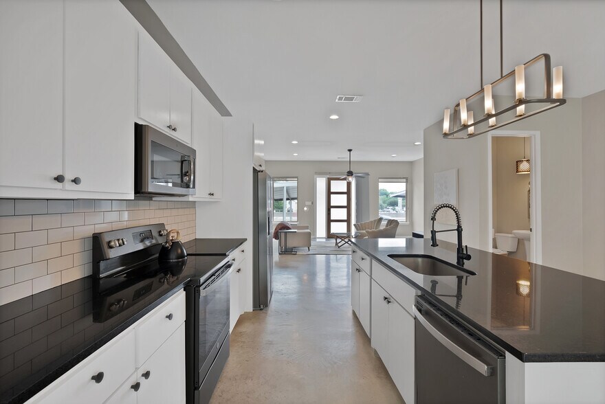 Building Photo - 4633 Calmont Ave
