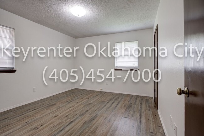 Building Photo - Massive 3BD/2BTH Home Minutes from the Highway.