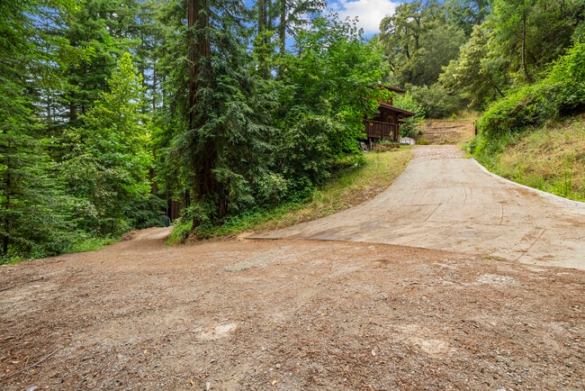 Building Photo - 975 Logan Creek Rd