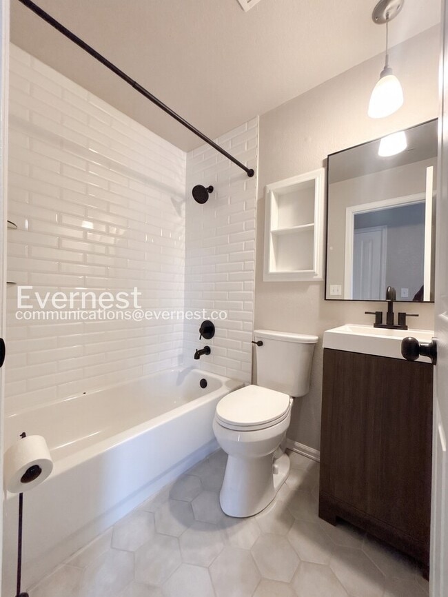 Building Photo - 2 Bed/2.5 Bath Townhome with Fenced Yard & Garage / Available Soon!