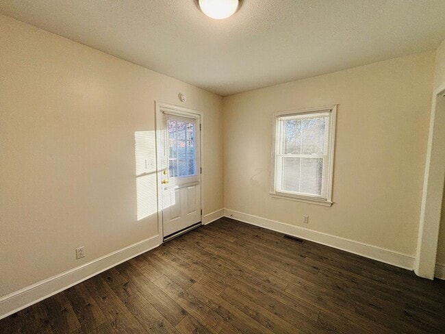 Building Photo - 2 Bedroom, 1 Bath Duplex