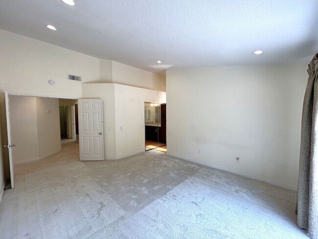 Building Photo - 904 Sky Meadow Pl