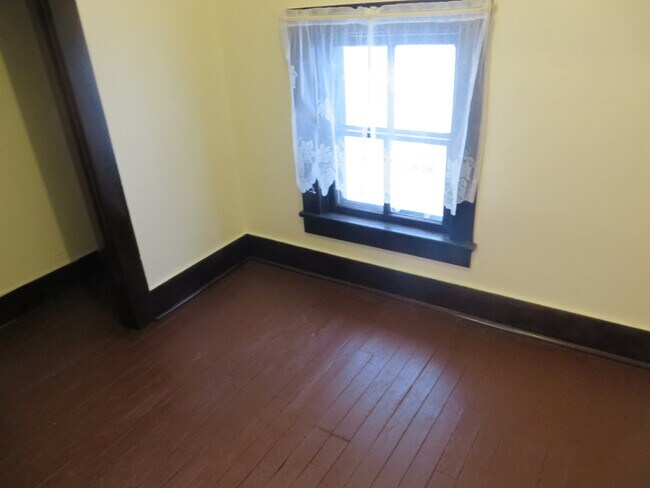 Building Photo - Large Three Bedroom, 1.5 Bathroom Home hal...