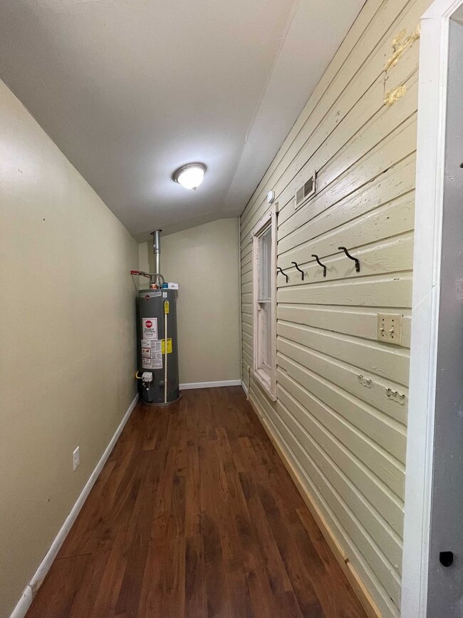 Building Photo - 2 bed, 1 bath with fenced in yard