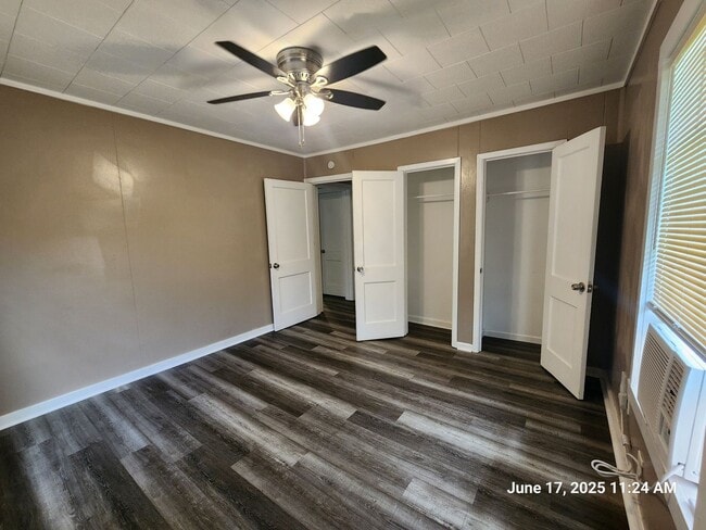 Building Photo - Cute & Cozy!
