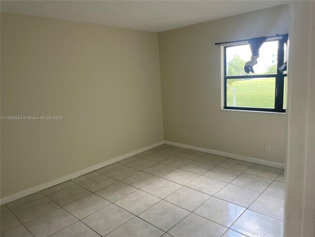 Building Photo - 210 Lakeview Dr