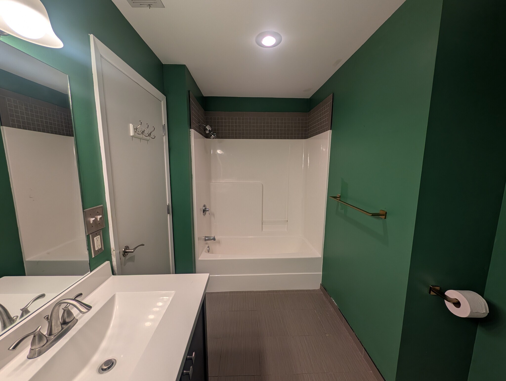 Bathroom - Shower/Bathtub - 200 Main St