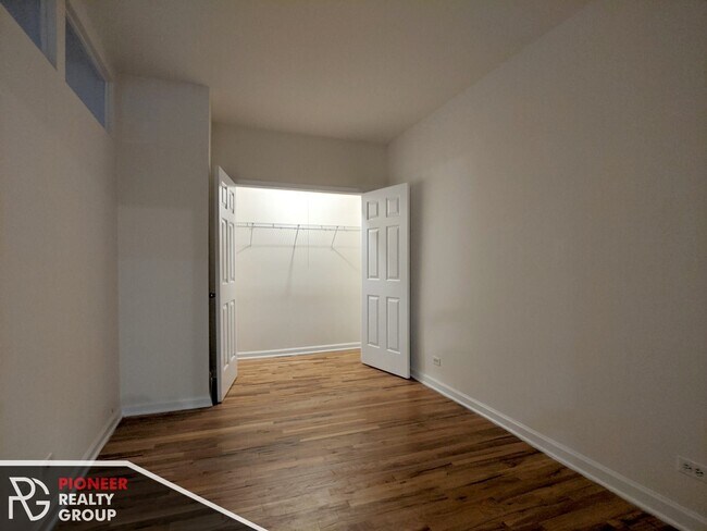 Building Photo - 917 W Dakin St