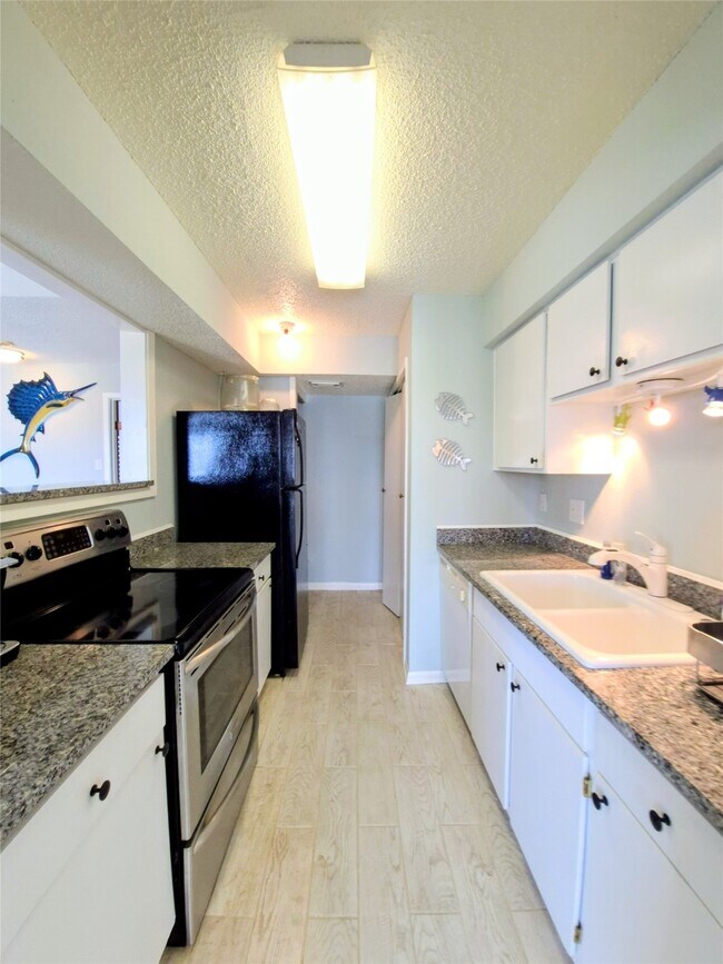 Building Photo - 500 Tiki Dr