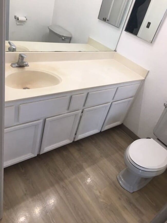 Building Photo - First Floor condo perfectly situated for public transportation