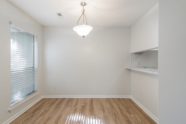 Building Photo - 2539 Stockbridge Dr