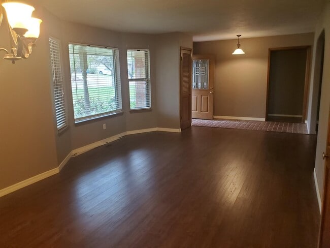 Building Photo - 912 E 10th St