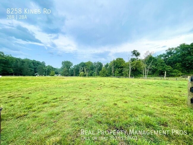 Building Photo - FIVE ACRE HORSE FARM!