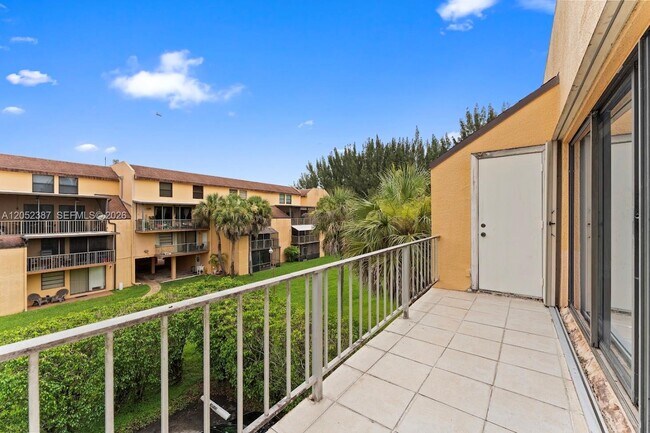 Building Photo - 430 Commodore Dr
