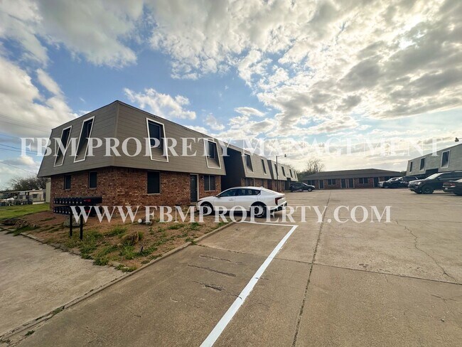 Building Photo - Willow Court Apartments, Unit 204 - 2 Bedroom, 1 Bathroom Apartment Home in Mexia, TX!