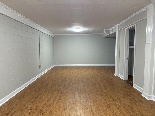 Building Photo - Lovely and Spacious Home in South Nashville - Garage and Fenced in Yard