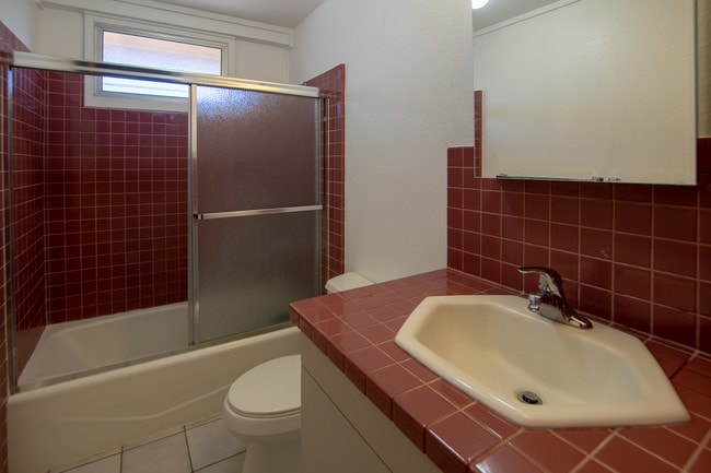 Full Bath - 94-872 Lumiholoi St