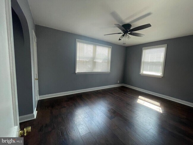 Building Photo - 18 Greenhill Rd