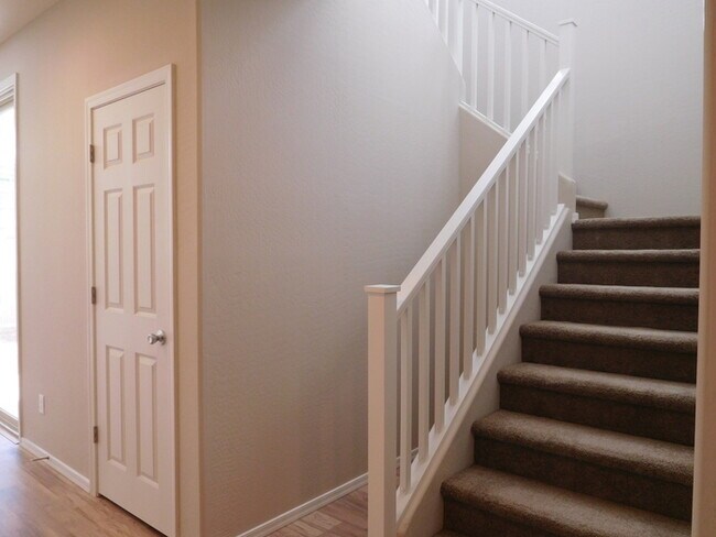 Building Photo - Naturally Well-Lit 4 bed/3 bath Single-Fam...