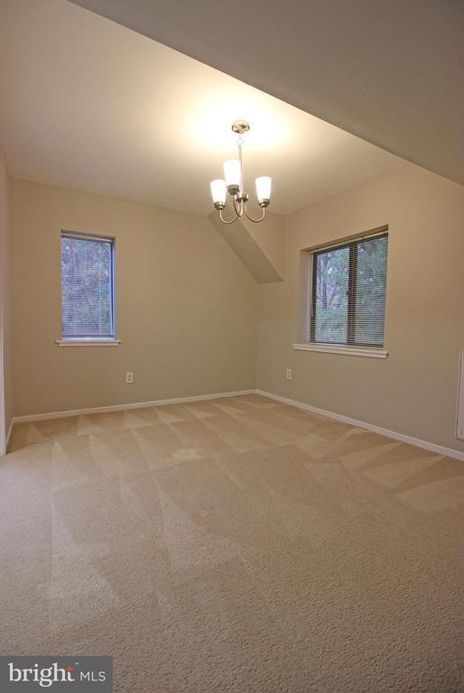 Building Photo - 1662 Parkcrest Cir