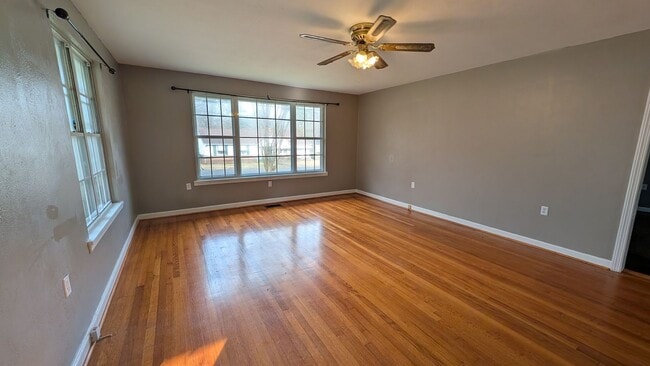 Building Photo - Cute 2BR House with Large Kitchen, Lots of Natural Light