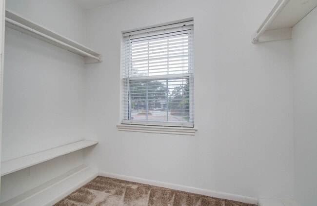 Building Photo - 402 Bendwood Dr