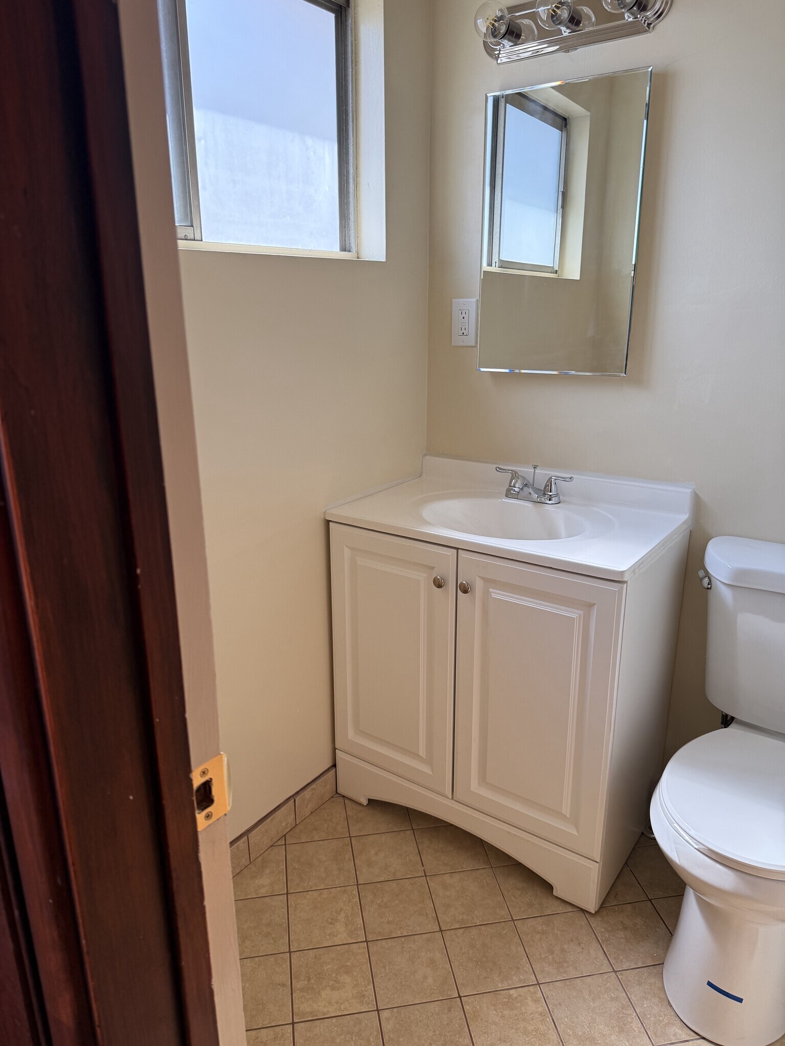 Building Photo - 330 E Fairview Ave